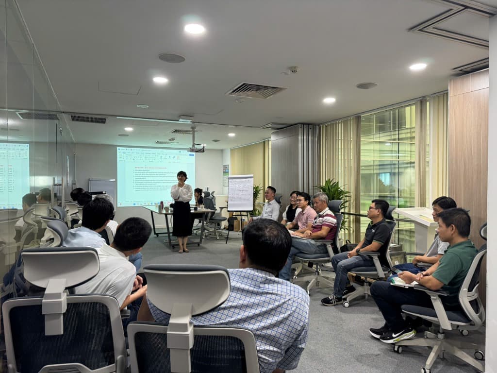 Phân tích nội bộ / đối thủ / khách hàng, tư vấn & thực thi chiến lược kinh doanh và Marketing